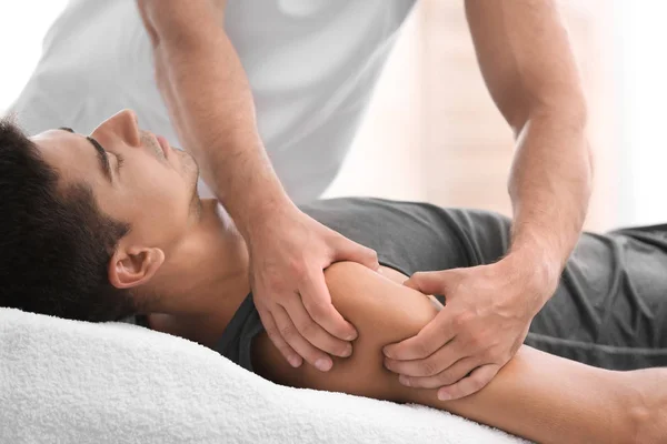 Jovem Recebendo Massagem Salão Close — Fotografia de Stock