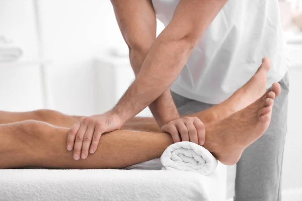 Jeune Homme Recevant Massage Dans Salon Gros Plan — Photo