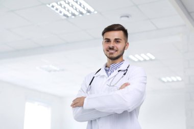 İşyerinde montlu erkek doktor portresi