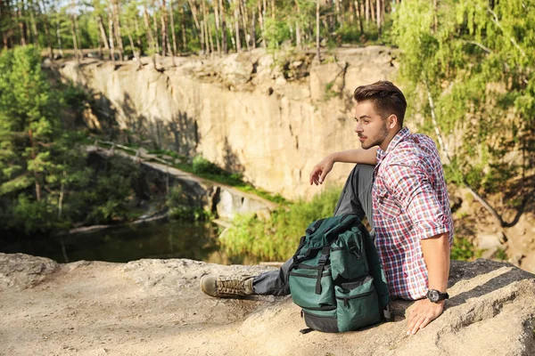 Giovane Uomo Sulla Roccia Vicino Lago Foresta Campeggi Stagione — Foto Stock