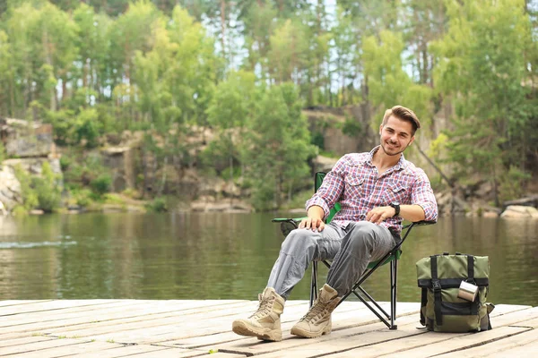 Jongeman Laat Rusten Houten Pier Buurt Van Lake Camping Seizoen — Stockfoto