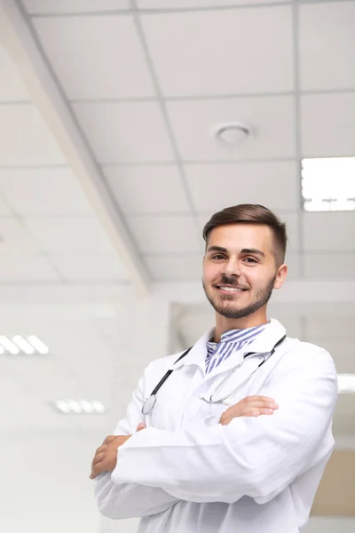 Retrato Médico Masculino Casaco Local Trabalho — Fotografia de Stock