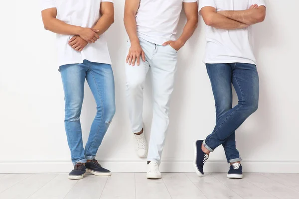 Grupo Jóvenes Jeans Cerca Pared Luz — Foto de Stock