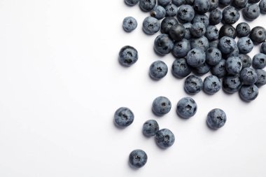 Lezzetli blueberry ve beyaz arka plan üzerinde metin için yer düz yatıyordu kompozisyonu
