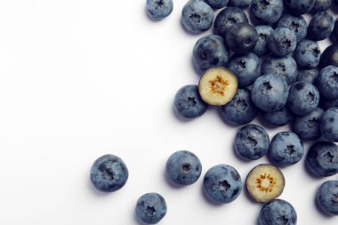 Lezzetli blueberry ve beyaz arka plan üzerinde metin için yer düz yatıyordu kompozisyonu