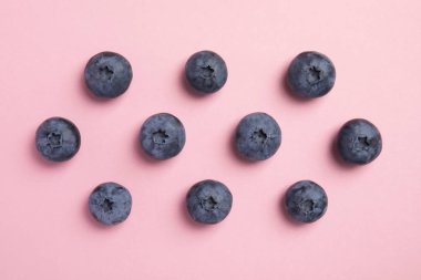 Renk arka plan üzerinde lezzetli blueberry ile düz yatıyordu kompozisyon
