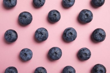 Renk arka plan üzerinde lezzetli blueberry ile düz yatıyordu kompozisyon