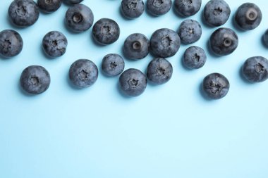 Lezzetli blueberry ve renk arka plan üzerinde metin için yer düz yatıyordu kompozisyonu