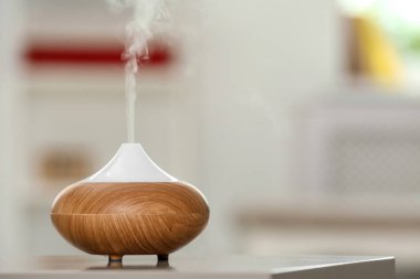Aroma yağ difüzör lambası arka plan bulanık karşı masada