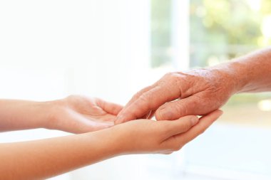 Bulanık arka planda ellere yardım etmek, yakın çekim. Yaşlılara bakım kavramı