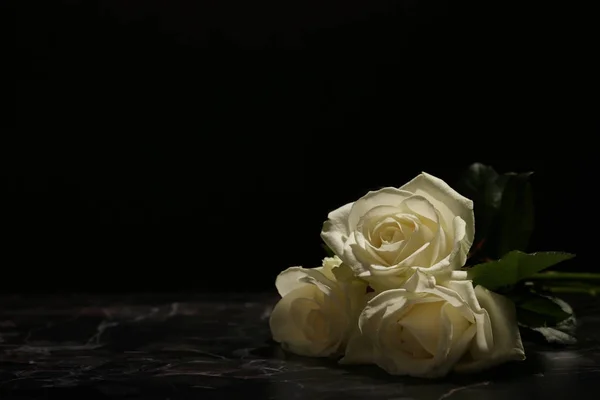 Όμορφα Λευκά Τριαντάφυλλα Στο Τραπέζι Μαύρο Φόντο Κηδεία Σύμβολο — Φωτογραφία Αρχείου