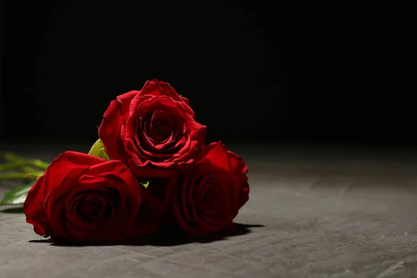 Hermosas Rosas Rojas Sobre Mesa Sobre Fondo Negro Símbolo Funerario —  Fotos de Stock