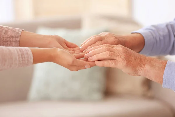 Mujer Joven Sosteniendo Las Manos Anciano Interior Cerca Servicio Ayuda — Foto de Stock