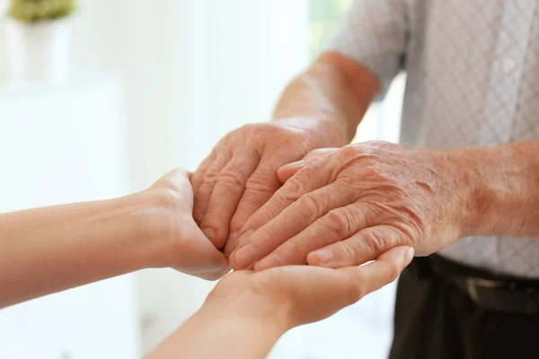 Hjälper Händerna Suddig Bakgrund Närbild Begreppet Äldreomsorg — Stockfoto