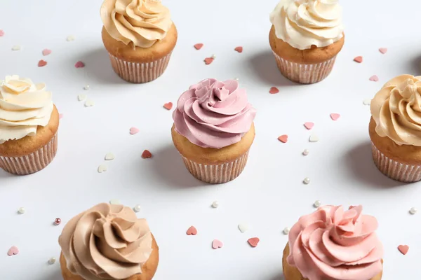 Deliciosos Cupcakes Cumpleaños Sobre Fondo Blanco Primer Plano — Foto de Stock