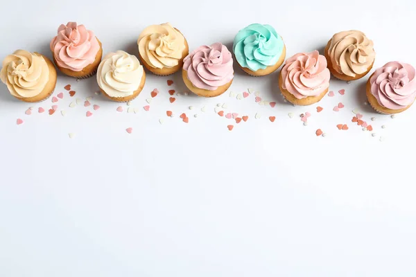 Composição Flat Lay Com Deliciosos Cupcakes Aniversário Espaço Para Texto — Fotografia de Stock