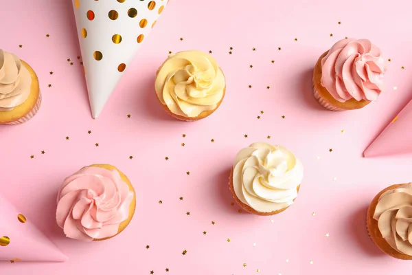 Flat Lay Composizione Con Deliziosi Cupcake Compleanno Sfondo Colore — Foto Stock