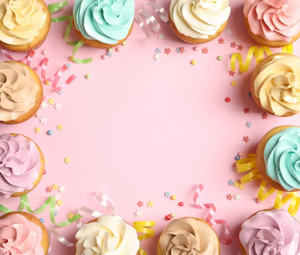 Composição Flat Lay Com Deliciosos Cupcakes Aniversário Espaço Para Texto — Fotografia de Stock