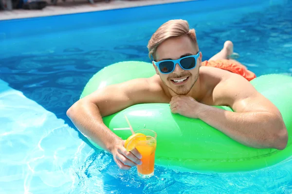 Joven Con Cóctel Piscina Día Soleado — Foto de Stock