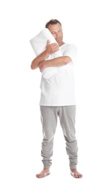 Yumuşak yastık beyaz arka plan üzerinde tutan adam