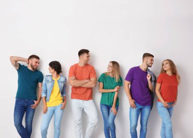 Kot pantolon ve açık renkli renkli t-shirt gençlerin Grup