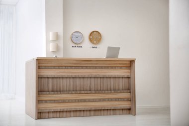 Otelde resepsiyonist. İş yeri iç mimarisi