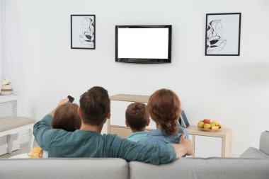 Evde odada TV izlerken Aile