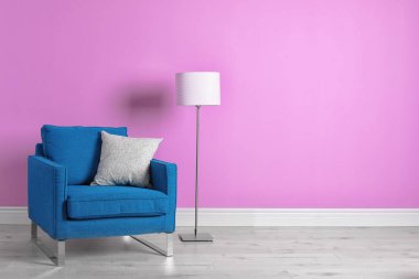 Şık salon iç metin için yer ile rahat koltuk