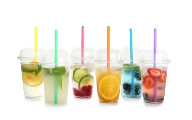 Plastik bardak limonata beyaz arka plan üzerinde ile