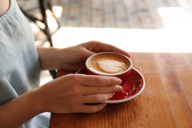 Taze aromatik kahve masasında, closeup kadınla