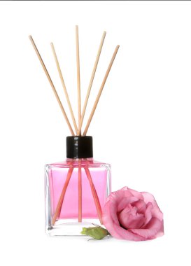 Aromatik reed hava temizleyici ve beyaz zemin üzerine gül
