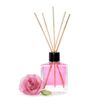 Aromatik reed hava temizleyici ve beyaz zemin üzerine gül