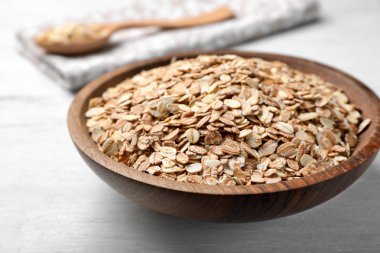 Ahşap masa üzerinde yulaf ezmesi ile top. Tahıl ve tahıl