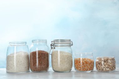 Kavanoz ile farklı tip-in tahıl ve tahıl masada