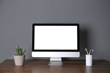 Modern bilgisayar monitöründe gri duvar karşı tablo. Metin için yer ile alay et