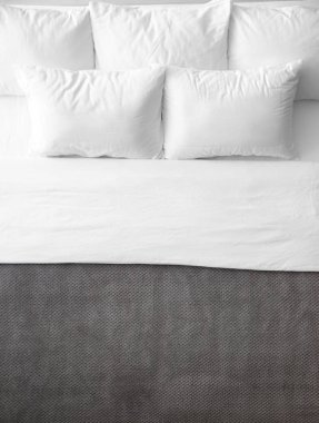 Yumuşak yastıklar rahat yatakta, üst manzara