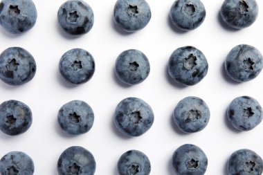 Beyaz zemin üzerine lezzetli blueberry ile düz yatıyordu kompozisyon