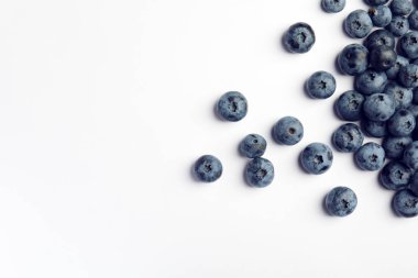 Lezzetli blueberry ve beyaz arka plan üzerinde metin için yer düz yatıyordu kompozisyonu