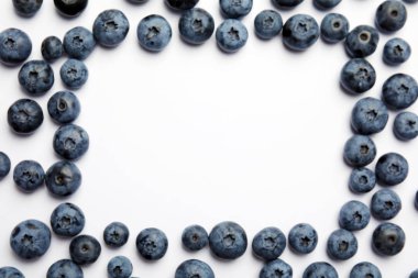 Lezzetli blueberry ve beyaz arka plan üzerinde metin için yer düz yatıyordu kompozisyonu