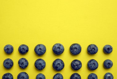 Lezzetli blueberry ve renk arka plan üzerinde metin için yer düz yatıyordu kompozisyonu