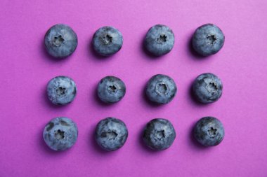Renk arka plan üzerinde lezzetli blueberry ile düz yatıyordu kompozisyon