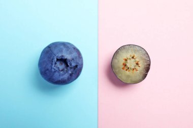 Renk arka plan üzerinde lezzetli blueberry ile düz yatıyordu kompozisyon