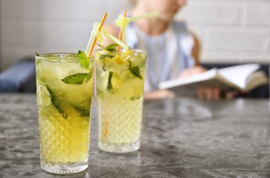 Masada kapalı buzlu limonata