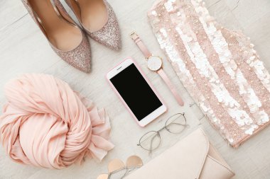 Ahşap arka plan üzerinde kadın için şık kıyafeti ile düz yatıyordu kompozisyon