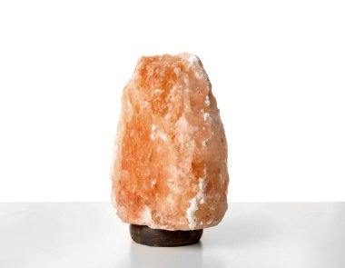 Beyaz arka plan üzerinde egzotik Himalaya tuz lambası