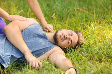 Kadın baygın adam açık havada nabzını kontrol