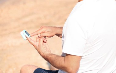 Kontrol darbe açık havada güneşli günde adam