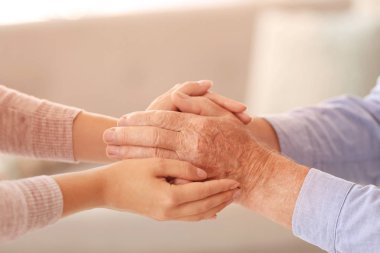 Genç kadın yaşlı adam ellerini holding portre. Yardım hizmeti