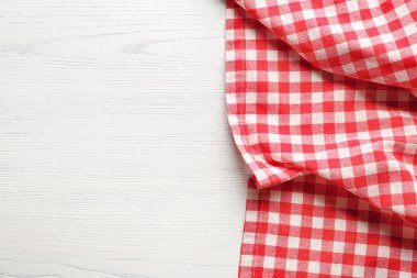 Damalı piknik masa örtüsü üzerinde ahşap arka plan, üstten görünüm