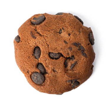 Beyaz arka planda, üstten görünüm çikolata parçaları ile lezzetli kurabiye